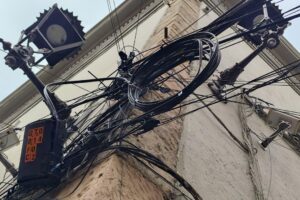 Retiran cableado para mejorar la imagen urbana de la ciudad y eliminar riesgos