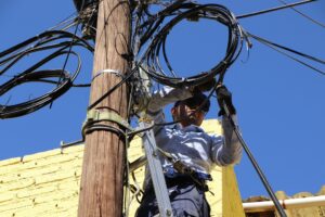 Retiran 16 kilómetros de cableado en desuso en la capital