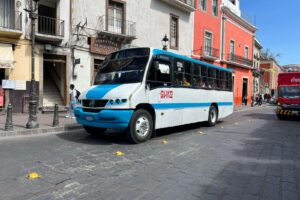 Dos personas fueron prensadas contra la pared por un autobús urbano en la capital 