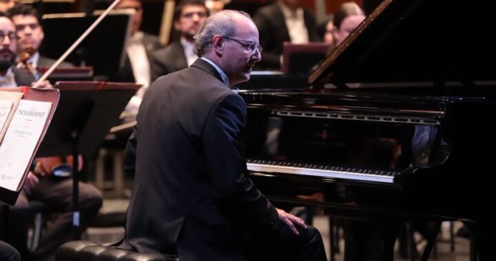 Disfrutan de “Juego y romance” con el pianista Mauricio Nader junto a la OSUG