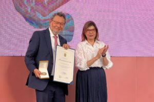 Reconocen a Élmer Mendoza con el premio de literatura Jorge Ibargüengoitia