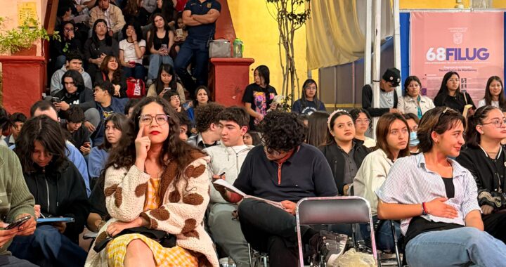 Dona FCE al NMS UG mil libros de su colección “25 para el 25” 