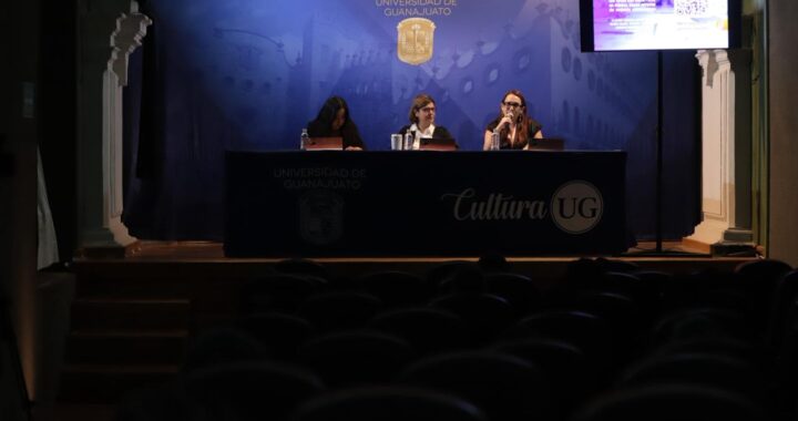 Economía en morado: Visibilizan desigualdades y retos del desarrollo económico con perspectiva de género en la FILUG