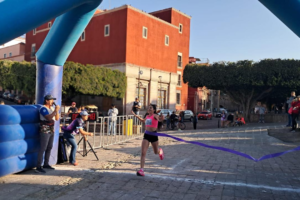 ENCABEZA EN LA META LA MICHOACANA GABY FLORES LA CARRERA ATLÉTICA 8M