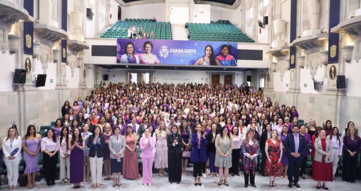 Panel UG abre diálogo sobre liderazgos femeninos, brecha salarial y estereotipos de género