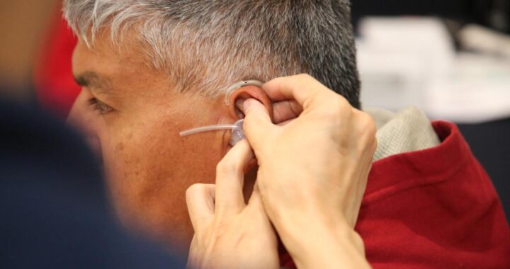 Entregan aparatos auditivos del programa Oír Bien