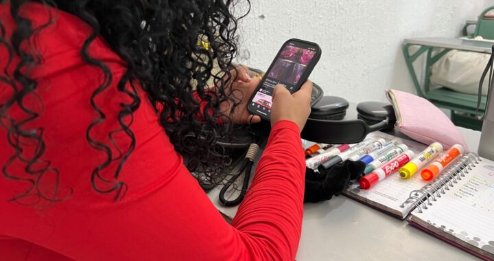 La regulación de los celulares en escuelas públicas ya va tarde
