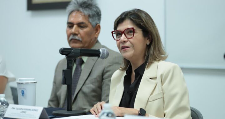 Rectora General de la UG dialoga en Campus León sobre economía