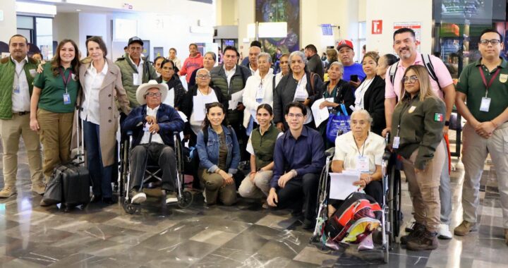 Apoyan a 15 adultos mayores a reencontrarse con sus familias en EUA