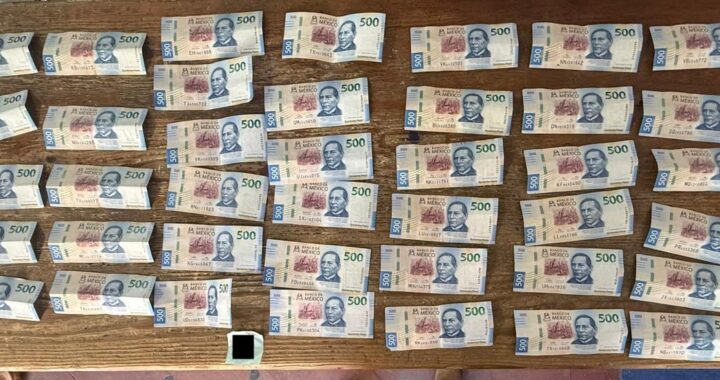 Detienen a sujeto por posesión de presunta droga y 20 mil pesos en efectivo