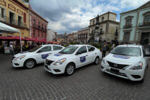 Entregan automóviles y motocicletas del sorteo del predial