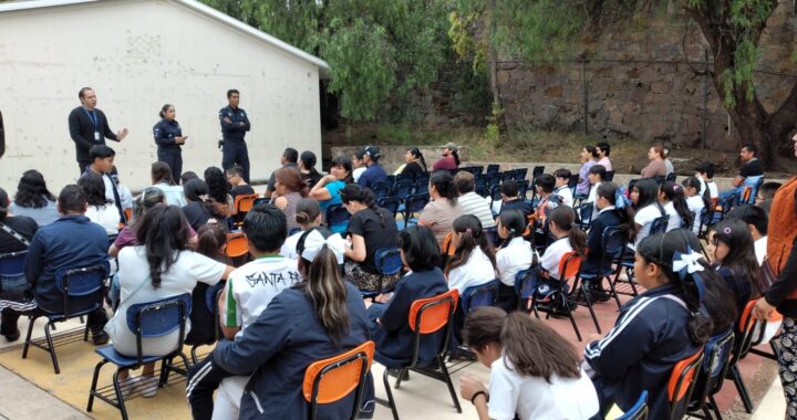Acercan la prevención digital a familias en escuela primaria de la capital