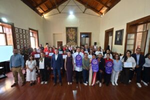 Entrega administración municipal distintivo violeta a diversas asociaciones