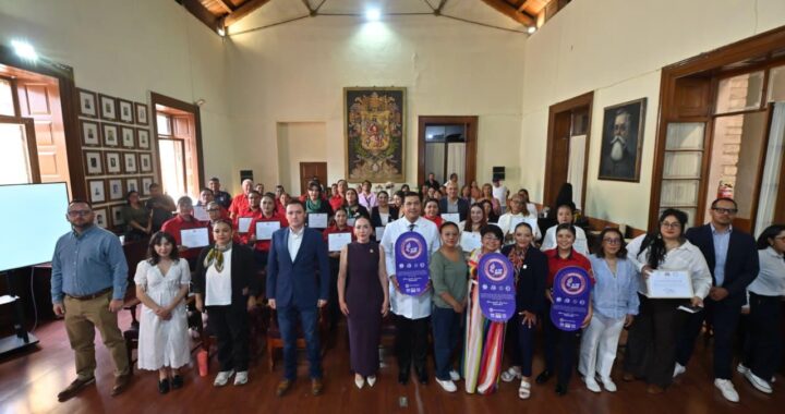 Entrega administración municipal distintivo violeta a diversas asociaciones