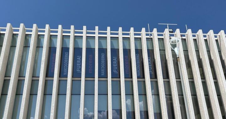 Coloca PAN lonas contra Morena en el Congreso local
