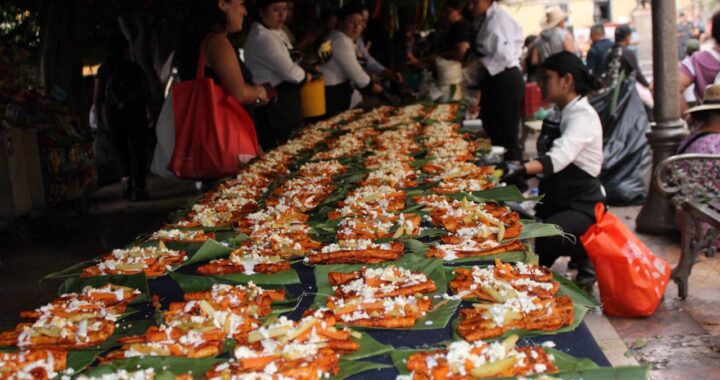 Se llena la capital de sabor y olores, con el festival de la enchilada