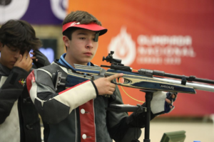 TIRO CERTERO AL ORO Y RÉCORD NACIONAL DE DEREK HERNÁNDEZ EN OLIMPIADA NACIONAL 2026