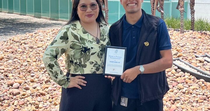 UG: Egresado de la Licenciatura en Psicología Clínica recibe el premio Mejor Prospecto de Psicología 2026