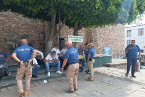 Realizan operativo sorpresa a promotores turísticos y estudiantinas en la capital