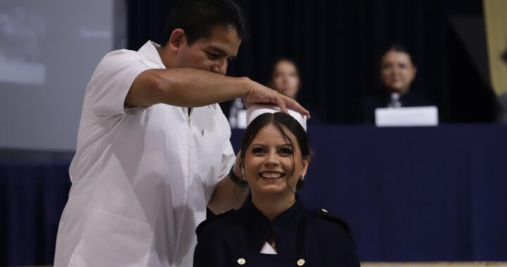 Imposición de cofias y paso de la luz marcan el egreso de estudiantes de Enfermería y Obstetricia UG