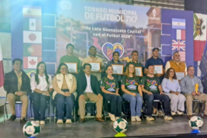 HOMENAJEANA FUTBOLISTAS DE ‘PRIMERA” EN LA APERTURA DEL FÚTBOL “ME LATE GUANAJUATO”