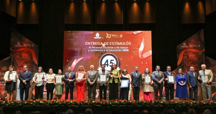 Entregan reconocimientos a la trayectoria de 30 a 50 años de Personal Docente, de Apoyo y Asistencia a la Educación