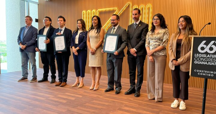 Premian a ganadores del concurso de ensayo de investigación legislativa
