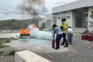 Brigadas del Campus Guanajuato de la UG se capacitan en manejo de extintores