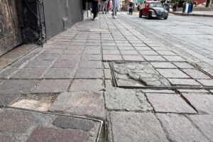 Vehículos y comercios destruyen registros y tapas de suelo; un problema no regulado