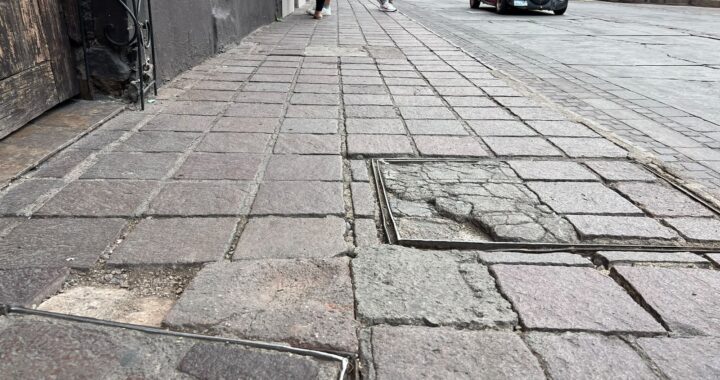 Vehículos y comercios destruyen registros y tapas de suelo; un problema no regulado
