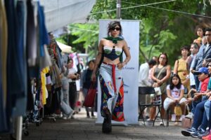 Transforman el Mercado Embajadoras en pasarela de moda para impulsar el comercio local