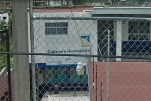 Conato de riña afuera del SABES Los Pinos en la capital, deja dos policías lesionados