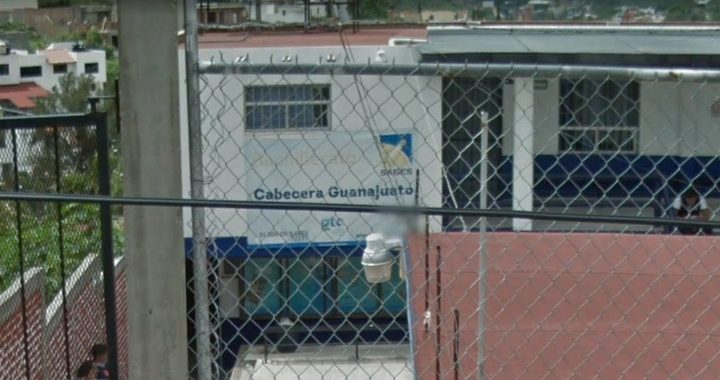 Conato de riña afuera del SABES Los Pinos en la capital, deja dos policías lesionados