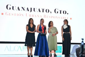 Recibe gobierno capitalino premio por buenas prácticas en materia ambiental
