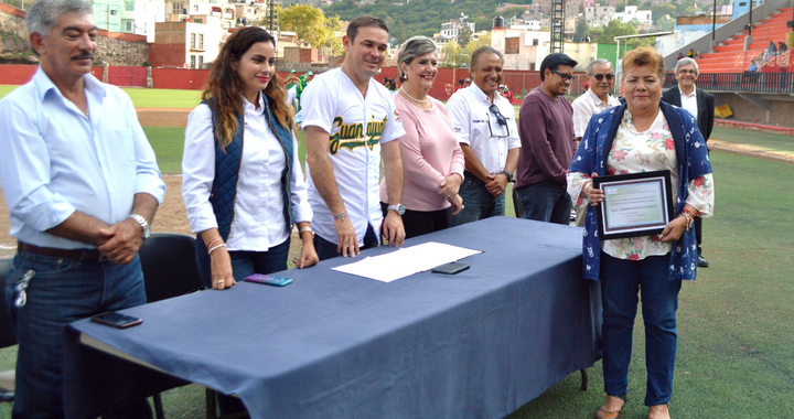 CUMPLE GUILLE RAZO 30 AÑOS COMO “LA VOZ DEL ESTADIO”