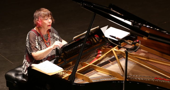 Reciben Jueves Musicales del MIQ a la pianista Ana Cervantes