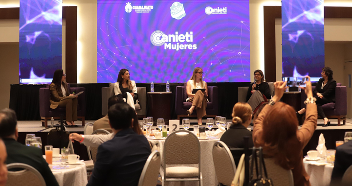 Esta es una llamada a la vinculación: Rectora General de la UG participa en panel sobre tecnología, educación y empleo