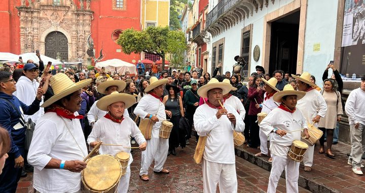 Los Tamborichocos trajeron la fiesta tabasqueña a la capital por FIC