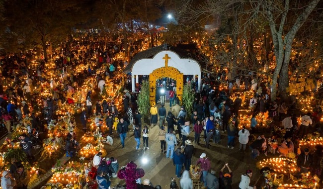 CON MÁS DE 400 ARTISTAS, PÁTZCUARO CELEBRA LA TRADICIONAL “NOCHE DE ÁNIMAS”
